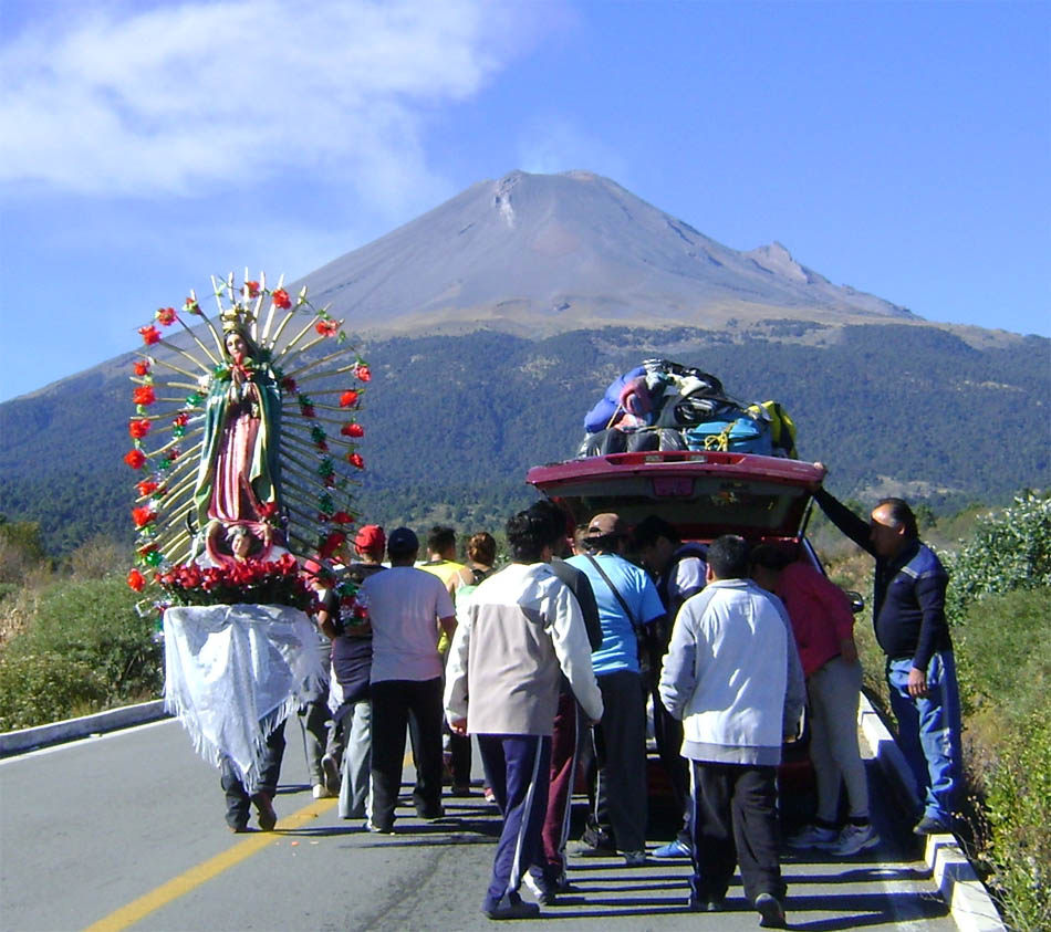 Straße zum Cortés-Pass mit Pilgern und dem Vulkan Popocatépetl - 
jakob.beckeling@yahoo.com