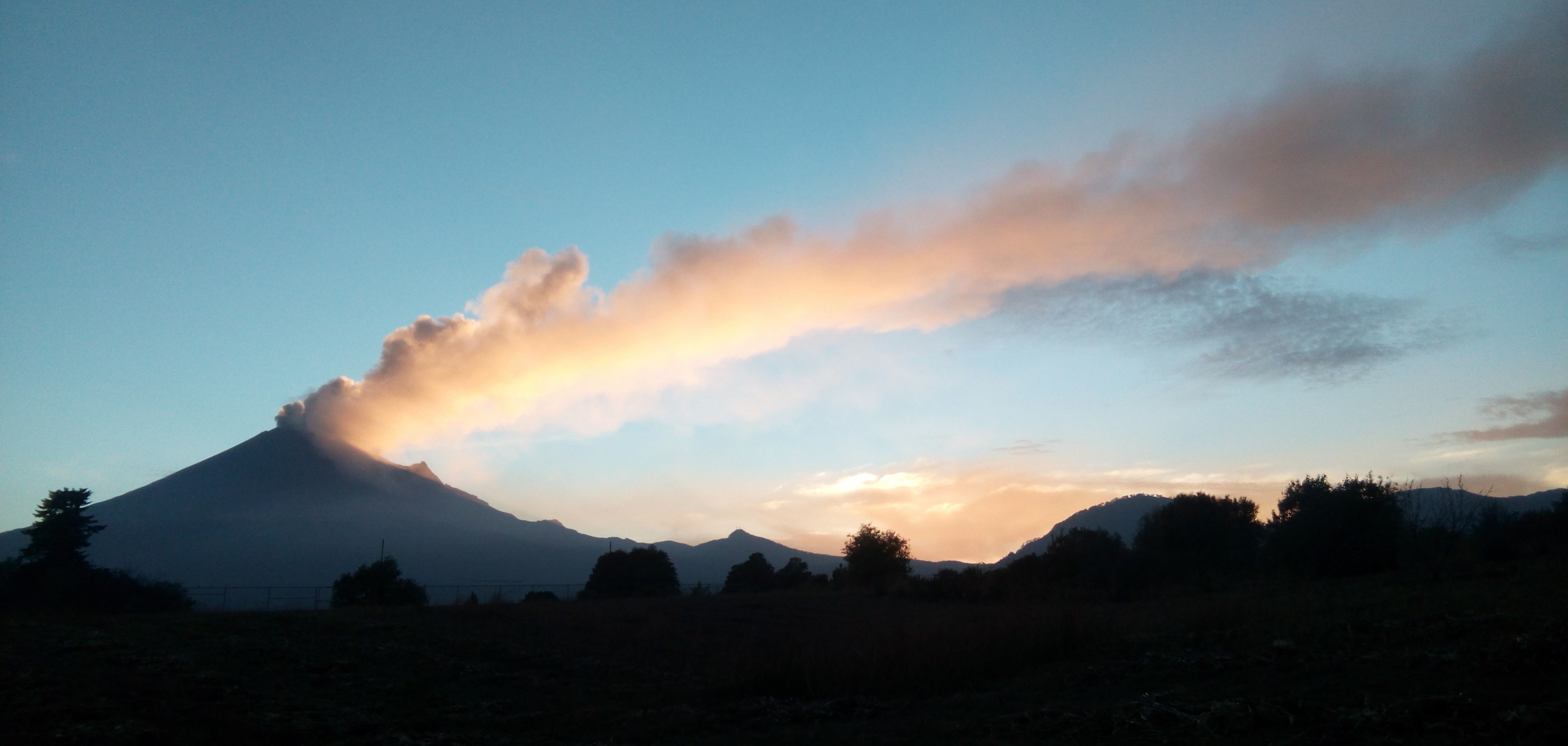 Popocatépetl mit Rauchwolke in der Abendsonne des 24. Januars 2021